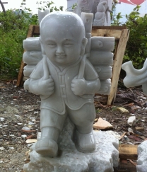 tượng đá chú tiểu để vườn chùa