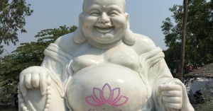 Những điều kiên kỵ cần tránh khi bày trí tượng Phật Di Lặc bằng đá trong nhà