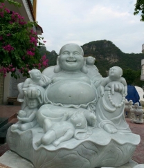 Phật Di Lặc ngồi đài sen chơi với con nít