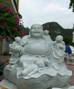 Phật Di Lặc ngồi đài sen chơi với con nít