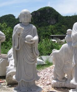 Tiểu Phật đứng nhiều kiểu dáng